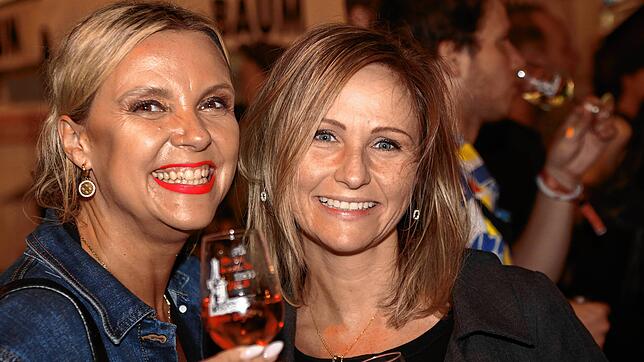 Bild : Endlich Wochenende! Diese Besucher sind beim Weinfest dabei