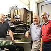 Der Verein Compurama zeigt stolz seine Schätze: Rudolf Grotian (links) hebt die Rechenmaschine der Marke Madas aus dem Jahr 1923. Der ...