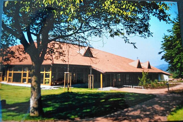 Gleich drei Preise heimste das Hallenbauwerk in Frickingens Mitte in den 80er Jahren ein. Von Anfang an wurde die Mehrzweckhalle rege ...