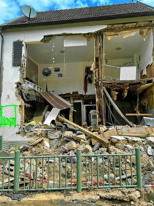 Häuser sind ganz oder auch nur teilweise von den Fluten mitgerissen worden.