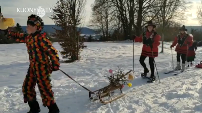 Die Hans Kuony-Kapelle präsentiert sich im Internet humorvoll auf Skiern und mit Hänsele