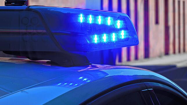 Ein Polizeifahrzeug fährt mit Blaulicht (Symbolbild). Im Kanton Aargau kam es zu einer Schussabgabe in einem Lebensmittelmarkt. Ein Mann ...