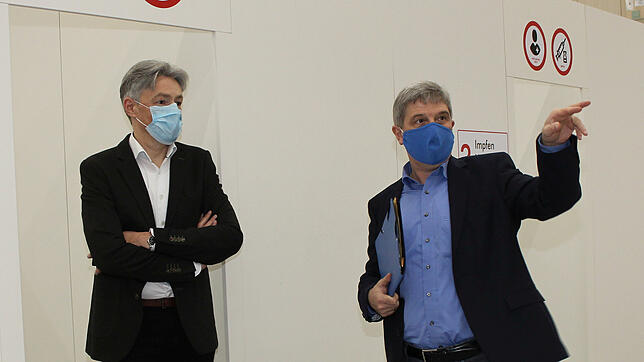 Die AstraZeneca-Impftermine sind auf unbestimmte Zeit ausgesetzt.Erster Landesbeamter Stefan Helbig (links) und Landrat Stefan Bär sind ...