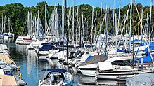 Hunderte Boote liegen im Yachthafen von Ultramarin in Gohren. Die deutschen Werften bauen immer breitere Segel- und Motorboote. Manche ...
