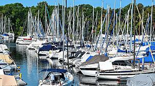Hunderte Boote liegen im Yachthafen von Ultramarin in Gohren. Die deutschen Werften bauen immer breitere Segel- und Motorboote. Manche ...