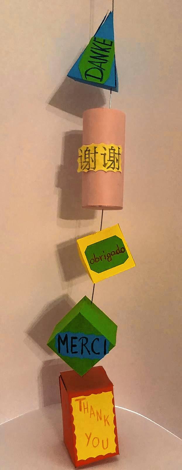 Schülerin Lara hat für den Matheunterricht mehrere geometrische Körper zu einer Figur zusammengefügt. Darauf steht &bdquo;Danke&ldquo; ...