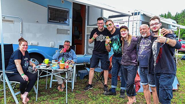 Auf einem Campingplatz findet man ohnehin schnell Anschluss. Und Metalfans sind ein offenes und freundliches Volk. „Wir sind ...