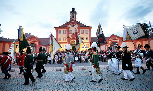 Bürgerwehren aus ganz Baden-Württemberg treten zu Ehren von Carl Herzog von Württemberg am 31.07.2016 vor Schloss Altshausen an.