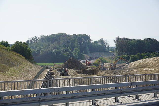 Die Brücke über die neue B&nbsp;31 am Knoten Schnetzenhausen ist schon seit einigen Wochen in Betrieb. Darunter sind die Arbeiten voll ...