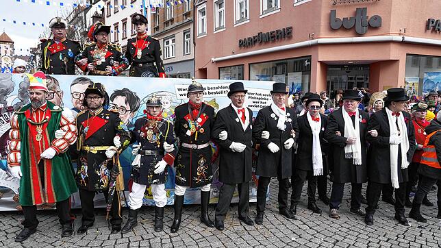 Bild : Schlussappell der Katzenmusik am Latschariplatz