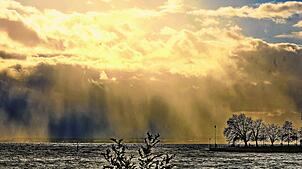Surreale Lichtstimmungen über dem Bodensee bei Friedrichshafen.