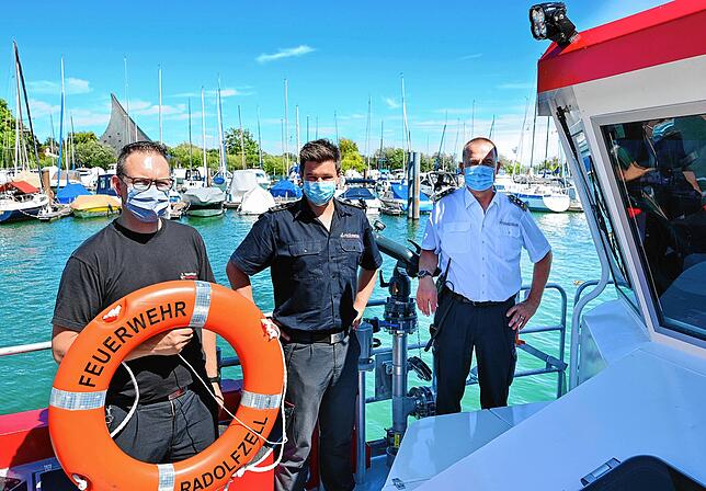 Freuen sich über die neuen Möglicheiten des hochmodernen Rettungsbootes: Fachbereichsleiter Helmut Richter (rechts) mit seinen Kollegen ...