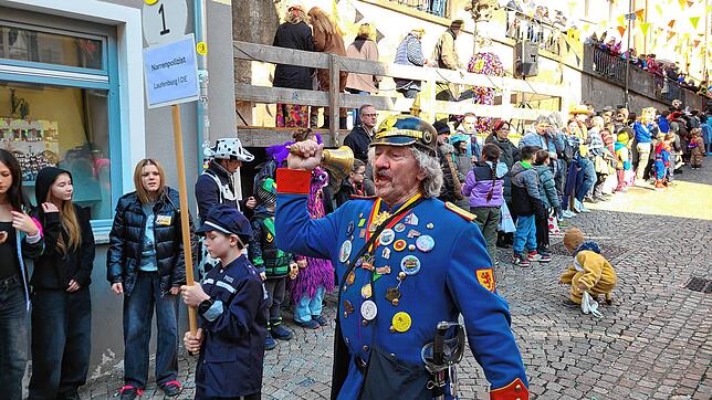 Bild : Fasnachtsumzug 2025: Narren erobern die Laufenburger Innenstadt