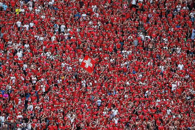 Fans der Schweiz auf der Tribüne.