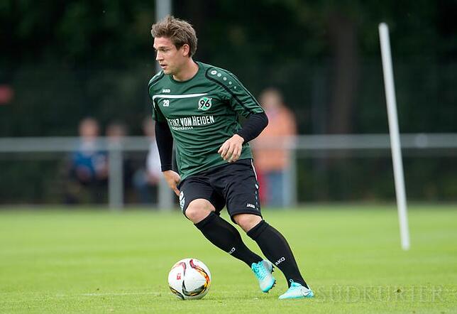 Trainingsauftakt Hannover 96 Neuzugang Oliver Sorg spielt am 24.06.2015 den Ball beim Trainingsauftakt des Fußball-Bundesligisten Hannover 96 auf dem ...