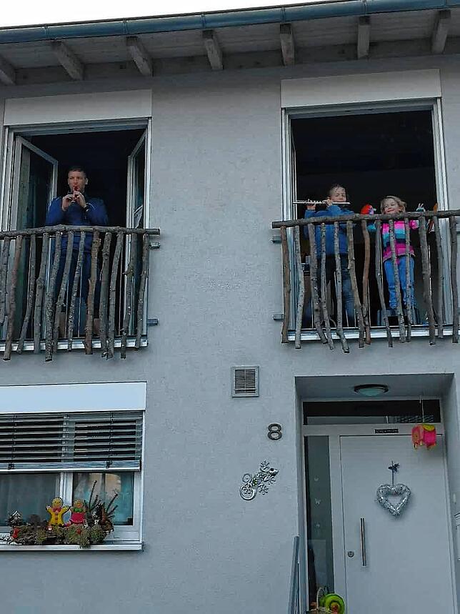 Mit Balkon: Familie Noll aus Horheim musizierte gemeinsam am Sonntagabend vor dem Fenster und machte beim Flashmob Musiker*innen für ...