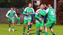 Dem TSV Aach-Linz gelang durch Patrik Scherer (Zweiter, von rechts) das 3:3, der damit die erste Heimniederlage seiner Elf noch abwendete.