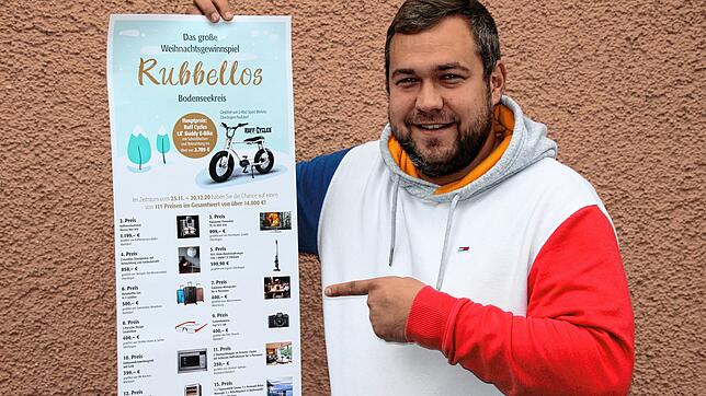 Alexander Parafijanovic vom Anzeigenverkauf Überlingen präsentiert das Plakat des gerade gestarteten -Weihnachtsgewinnspiels im ...