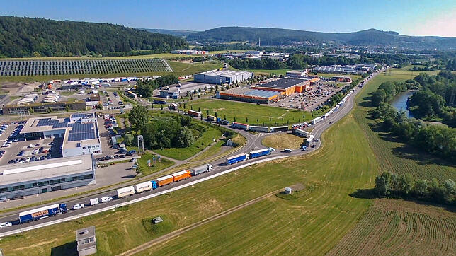 Auf Abfertigung wartende Lastwagen stauen sich bis über den Kreisverkehr an der B34 hinaus und blockieren zeitweise den gesamten ...