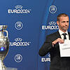 Fußball Bekanntgabe des EM-Gastgebers 2024: Aleksander Ceferin, Präsident der UEFA, zeigt während der Bekanntgabe-Zeremonie zur ...