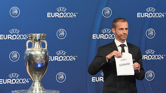Fußball Bekanntgabe des EM-Gastgebers 2024: Aleksander Ceferin, Präsident der UEFA, zeigt während der Bekanntgabe-Zeremonie zur ...