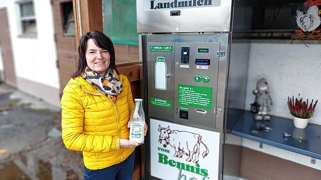 Birgit Hils vor dem Zapf-Automaten mit der frischen Rohmilch vom Bennis-Hof in Königsfeld-Weiler.