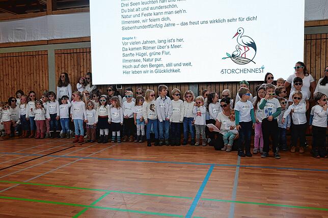 Die Kinder des Kindergarten Storchennest präsentierten den Jubiläumssong.