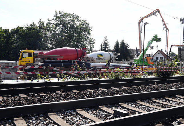 Bahntunnel bei Rastatt soll mit Beton gefüllt werden Hektische Ausbesserungsarbeiten: Lastwagen und Betonpumpen auf der Tunnel-Baustelle in Rastatt.