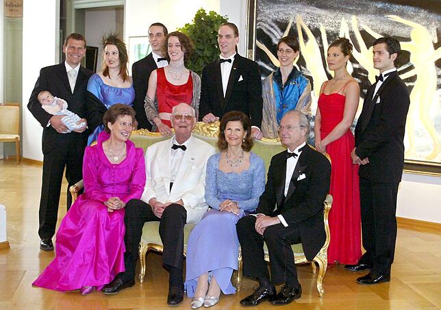 Beim Geburtstagsempfang der Gräfin Sonja Bernadotte: Der schwedische Carl XVI Gustaf (r) und seine Frau Königin Silvia (2.v.r.) sitzen ...
