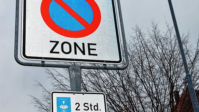 Zukünftig darf im Sommer nur noch eine Stunde auf gekennzeichneten Plätzen geparkt werden, nicht mehr wie bislang zwei Stunden.