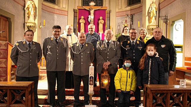 Eine erfreulich große Gruppe von der Soldaten- und Reservistenvereinigung Klettgau kam in diesem Jahr nach Eggingen, um das ...