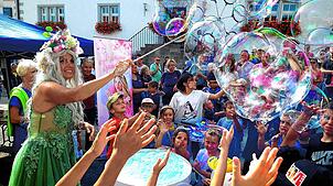 Sabrina Nadile im Feenkostüm bietet den Kindern beim Dorffest in Öhningen eine Seifenblasen-Show.