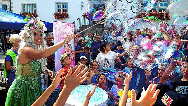 Sabrina Nadile im Feenkostüm bietet den Kindern beim Dorffest in Öhningen eine Seifenblasen-Show.