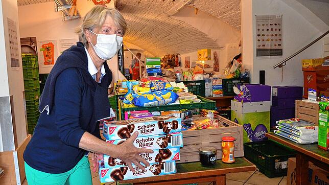Inzwischen gibt es auch wieder Süßigkeiten im Tafel-Laden &ndash; sehr zur Freude von Renate Feigel.