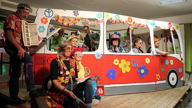 Die Mistelbrunner Fraktion der Waldwinkel-Zunft geht im Hippiebus auf Weltreise.