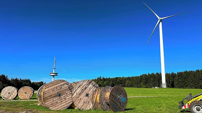 Einige leeren Kabeltrommeln sind unweit des Donaueschinger Senders aufgereiht. Solarcomplex hat mit den Vorbereitungen für den Bau der ...