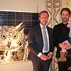Ralph Schulz mit Tochter Mira neben Laudator Philipp Frank. Links daneben das Bild "Eagle Owl" mit Acryl auf Solar Paneel. Bild: ...