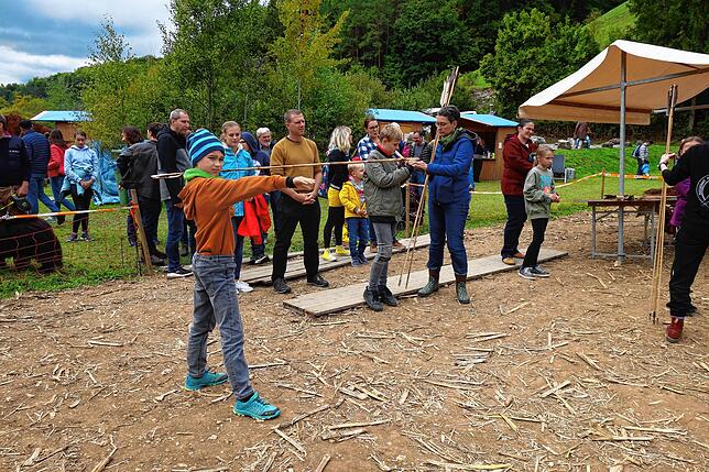 Der neunjährige Adrian Sauter aus Welschingen hat bei den Petersfelstagen mit dem Speerschleudern ein neues Hobby entdeckt. Im ...