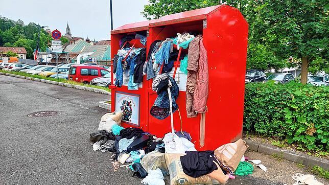 Dieser überquellende Altkleidercontainer in der Hohenzollernstraße in Sigmaringen zeigt das ganze Dilemma für die sachgerechte Sammlung ...