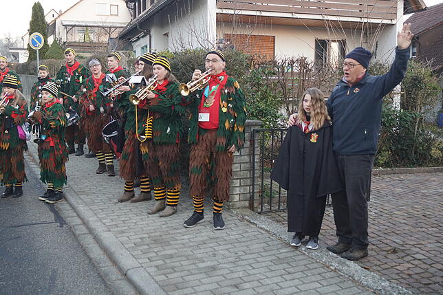 Dettingen-Wallhausens Ortsvorsteher Roger Tscheulin mit Enkelin Julienne jubelt dem Fanfarenzug der Moorschrat zu, die ihn zuhause in ...