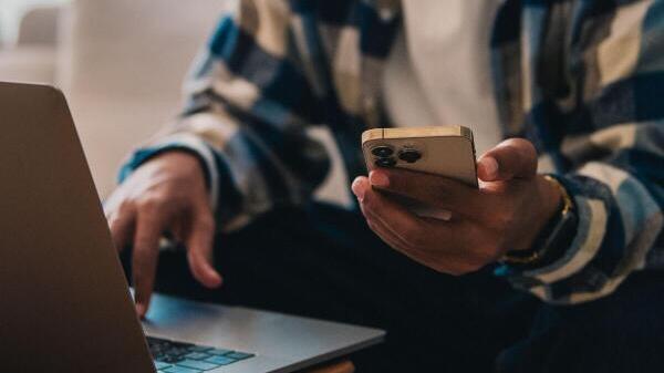 Laut einer neuen Studie soll sich schon die bloße Anwesenheit eines Smartphones negativ auf unsere Konzentration ausüben.