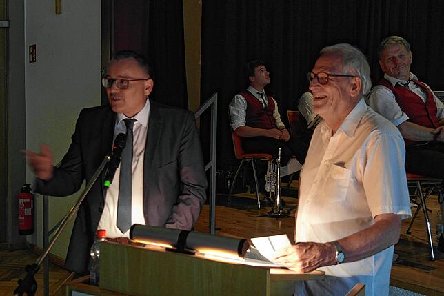 Vortrag &bdquo;Ein Dorf im Wandel&ldquo;: Ortsvorsteher Michael Nachbaur (links) dankt Bernd Caesar für die Aufbereitung der ...
