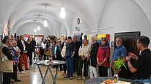 Etwa 40 Besucher kamen zur Vernissage im Gurtweiler Schloss. Manfred Schrenk (rechts) begrüßte den Künstler Dieter Scheibler (links, ...