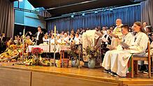 Beim Erntedank-Gottesdienst unter der Leitung von Stadtpfarrer Martinho Dias Mértola in der Pfullendorfer Stadthalle stehen auch die ...