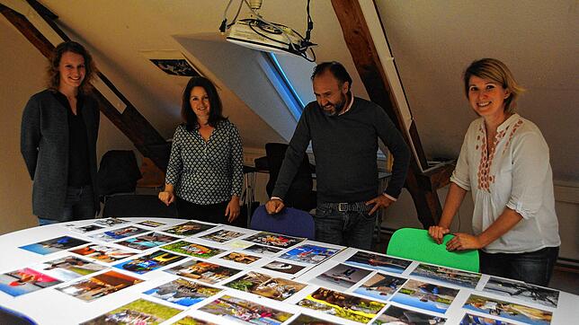 Die Jury begutachtet die zum Fotowettbewerb des Alb-Bote eingesandten Bilder (von links): Julia Winkler vom Stadtwerke-Marketing, ...