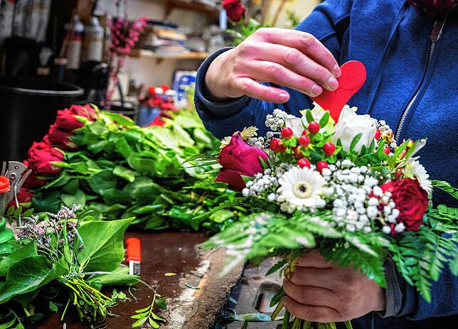Einen Valentinsstrauß aus roten und weißen Rosen, Gerbera, Schleierkraut und Johanniskraut – eine echte Handhabe haben Kunden, wenn sie ...