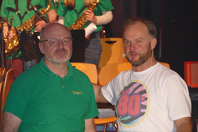 Vorsitzender Clemens Fritschi (rechts) dankt Dirigent Gerhard Feucht der nach 28 Jahren musikalischer Leitung als Dirigent der ...
