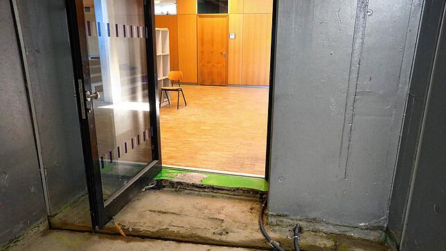 Beim Übergang zwischen Ellenrieder-Gymnasium und Sporthalle Paradies drang Wasser ein. Nun muss der Boden im Flur der Halle ...