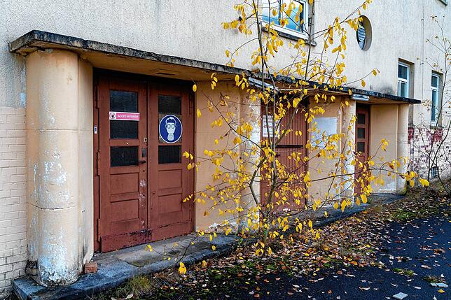 Hinter diesen Türen wird es bald zur zukünftigen Kita gehen.