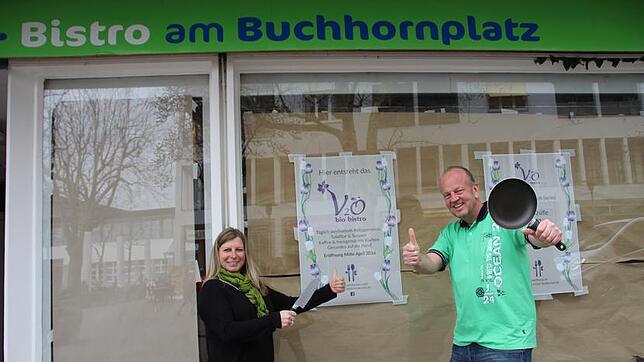 Inhaberin V2O Sabine Bold mit ihrem Lebenspartner Peter Rothe vor den neuen Räumlichkeiten am Buchhornplatz 1 in Friedrichshafen.